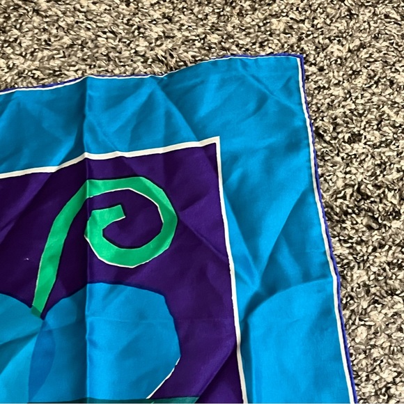 Vera Vibrant Blue and Green grape design Wrap with Elegant Design - Picture 5 of 8